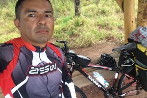 Maciel Ojeda viajou de bike para agradecer cura da afilhada