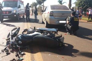 Motociclista bate na traseira de carro e morre atropelado por caminhão