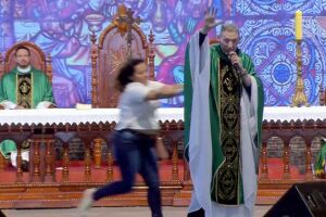 Após ser empurrado de altar, Padre Marcelo Rossi diz que registrou 'BO': 'Bíblia e oração'