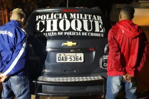 Polícia recupera veículo roubado e prende rapaz que jogaria droga em presídio