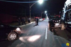 Idoso bate carro em veículo estacionado na contramão de avenida