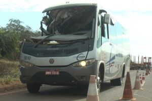 Acidente entre micro-ônibus e carreta deixa trabalhadores feridos no MS