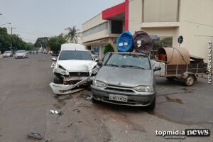 Motorista bate carro ao ter visão atrapalhada por caminhonete estacionada na 14 de julho