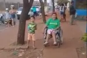 VÍDEO: Giovanna quer ir à escola com a cadeira motorizada, mas calçada 'picotada' não deixa