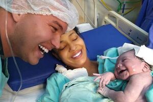 Filha sorri para pai após parto e foto viraliza: 'reconheceu a voz'