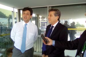 O ministro Luiz Mandetta e o governador em exercício, Murilo Zauith