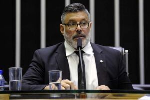 Acusado de infidelidade, Alexandre Frota é expulso do PSL