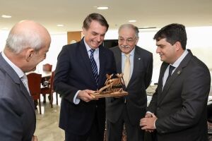 Em Brasília, prefeito entrega título de cidadão nioaquense para Jair Bolsonaro
