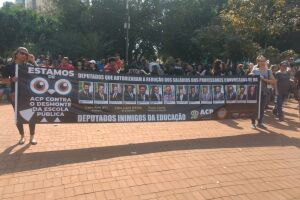 Em paralisação contra reforma e cortes na educação, professores pedem impeachment de Bolsonaro