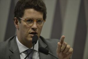 Ministro do Meio Ambiente é internado em UTI em Brasília