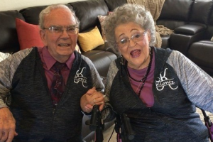Casal de idosos está junto há 68 anos e usam roupas combinando todos os dias