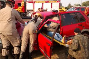 Batida 'afunda' Fiat Uno e deixa motorista presa às ferragens na Via Morena