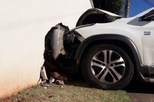 Motorista embriagado bate carro em muro; passageiro fica ferido