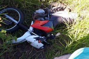 Motocicleta com registro de roubo é encontrada jogada em terreno baldio no bairro Tiradentes