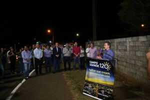 Marquinhos inaugura recapeamento da Euler de Azevedo e entrega 420 lâmpadas de LED na região