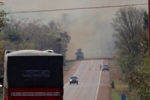 Incêndio em vegetação bloqueia BR-163 e destrói ao menos 70 hectares