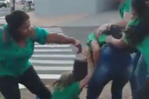 VÍDEO: alunas saem no tapa em calçada de delegacia na Mascarenhas de Moraes