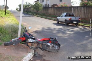 Motociclista entra em ponto cego em cruzamento e é atingida por carro