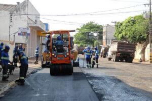 Nova frente de trabalho inicia recuperação de 1,4 km de asfalto na Rua 14 de Julho