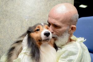 Médico se surpreende com melhora de paciente com câncer que recebeu visita de cachorro