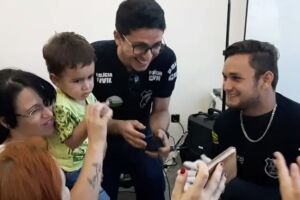 Policiais dançam e cantam 'Baby Shark' para colher digitais de criança autista