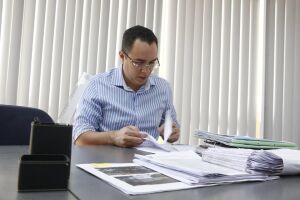 Apesar de homenagem, vereador nega ligação com PF preso em investigação de milícia