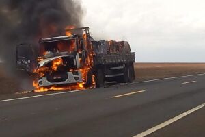 Incêndio em caminhão de suco deixa motorista com rosto queimado na BR-060