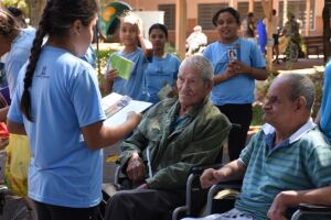 Com poesias, estudantes levam carinho a idosos do asilo São João Bosco