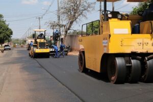 Prefeitura começa recapear rua do Nova Lima que teve asfalto levado por enxurrada