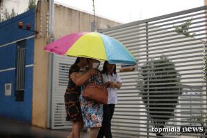Tempo fecha de vez e alguns bairros já registram chuva em Campo Grande