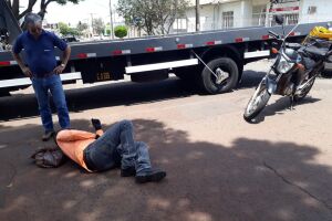 Acidente entre caminhão e moto interdita trânsito de veículos na Vila Glória