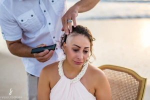 Professora com câncer faz 'ritual' emocionante para raspar cabelo