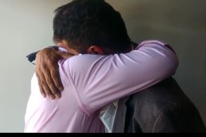 José Oliveira abraça Policial que teve filho executado