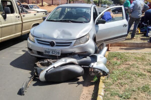 Acidente entre carro e moto deixa mulher ferida em Três Lagoas