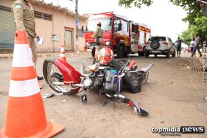 Motociclista fica inconsciente após invadir preferencial e bater em carro