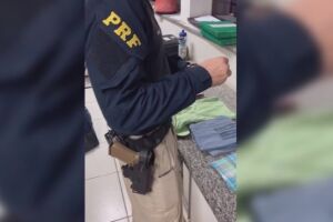 Inusitado: PRF descobre cocaína dissolvida em peças de roupa na BR-262