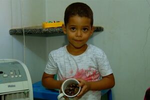 Menino de 4 anos quebra cofrinho para achar pinscher desaparecido em Goiás