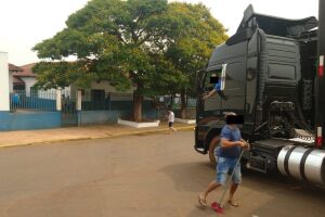 VÍDEO: rua de creche em Jaraguari vira parada de carretas e vereador alerta para tragédia