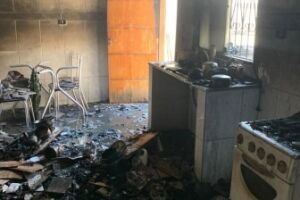 Morador esquece vela acesa e incêndio destrói cozinha