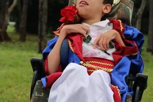 Mãe pede ajuda para alimentar seu príncipe Gustavo, que sofre de paralisia cerebral