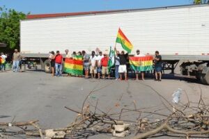 Clima tenso: bolivianos de Corumbá protestam e fecham fronteira