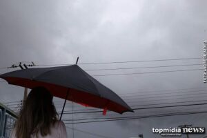 VÍDEO: chuva com relâmpagos e trovões chega a Campo Grande