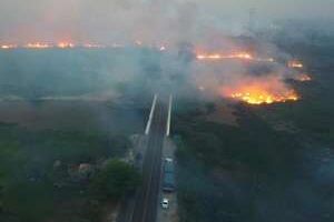 Volta de incêndios deixa Corumbá sem internet e água