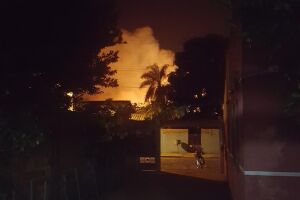 Incêndio em vegetação chega perto do Aeroporto e preocupa Bombeiros em Campo Grande