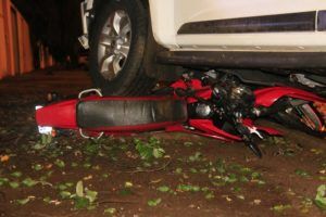 Motociclista com capacete levantado morre em batida com caminhonete