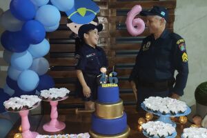 Com sonho de ser policial, Isabeli recebe visita surpresa no aniversário de 6 anos