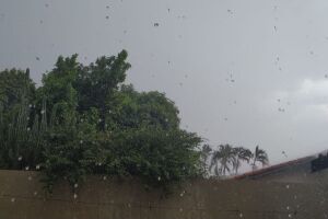 VÍDEO: chuva forte atinge vários bairros de Campo Grande e cai até pedra de gelo no centro