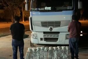 Bolivianos são presos com 150 kg de cocaína 'mocada' em cabine de caminhão
