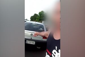 Motorista 'herói' joga carro em bandidos após assalto e grito por socorro