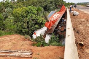 Motorista bate em lateral de ponte e tomba carreta em Três Lagoas